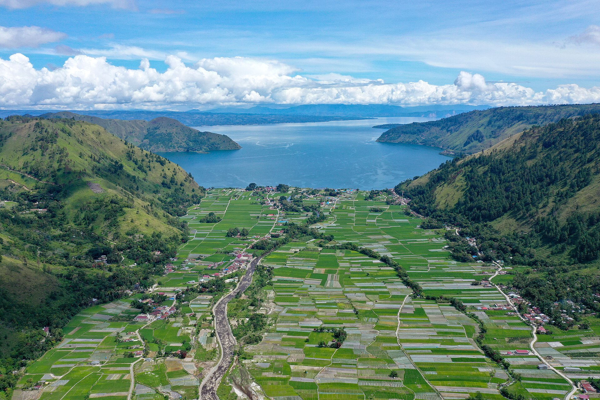 Paket Honeymoon Danau Toba 4D3N (Medan, Samosir, Berastagi)